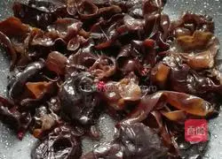 Illustration of how to make fried fungus and cucumber 8