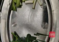 Illustration of how to stir-fry pork with onions 3