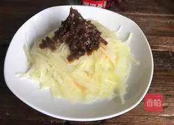 Illustration of how to make potato shreds with mushroom sauce 8