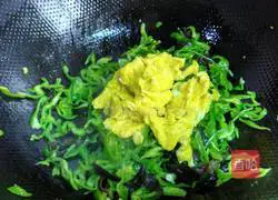 How to make scrambled eggs with green pepper and fungus Illustration 7