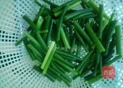 Illustration of how to make fried sausage with garlic sprouts 3