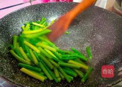 How to stir-fry sausage with garlic sprouts Illustration 3