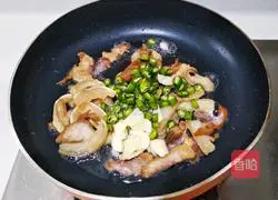 Illustration of how to stir-fry and soak cowpeas with oil residue 6