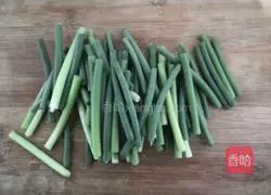 Illustration of how to make fried sausage with garlic sprouts 3