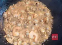 Illustration of how to stir-fry seafood broccoli 8