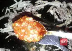 Illustration of how to make stir-fried meat with garlic moss 6