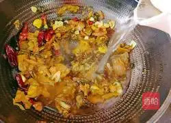 Illustration of how to make sauerkraut fish fillet 9