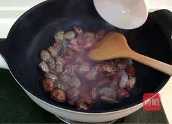 Illustration of how to make fried clams with red glutinous rice 6