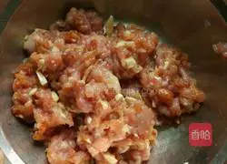 Illustration of how to make baby vegetable and meat rolls 2