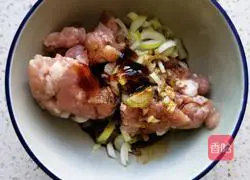 Illustration of how to make mushroom rolls 3