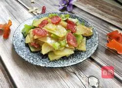 Illustration of how to make fried sausage with potato slices 1