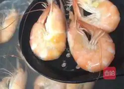 Illustration of how to cook boiled prawns 4