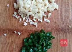 Illustration of how to steam taro with chopped pepper 4