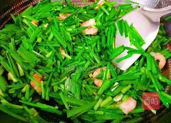 Illustration of how to stir-fry leeks and shrimps 10