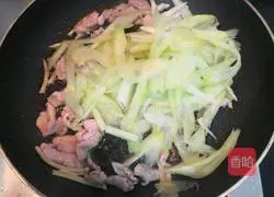 Illustration of how to stir-fry lean meat with celery 12