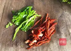 Illustration of how to make fried shredded pork with wild rice 4