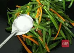 Illustration of how to make stir-fried shredded pork with sword beans 7