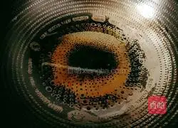 Illustration of how to stir-fry vannamei shrimp with luffa 6