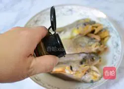 Illustration of how to make dry-fried yellow croaker 3