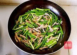 Illustration of how to stir-fry pork with garlic moss 8