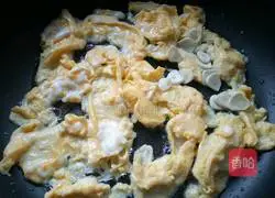 Illustration of how to make scrambled eggs with tomatoes 10