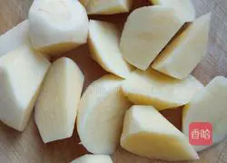 Illustration of how to make stewed potatoes with wing roots 3