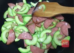 Stir-fried horned melon Illustration of how to make ham 7