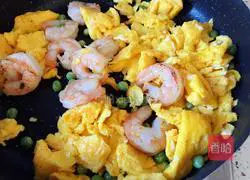 Illustration of how to make scrambled eggs with shrimps 12