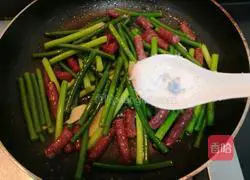 Illustration of how to make fried sausage with garlic sprouts 13