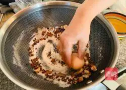 Illustration of how to make super delicious five-spice salted eggs 4