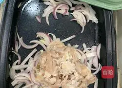 Illustration of how to stir-fry mutton with onions 5