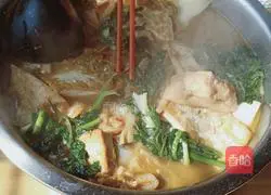 Illustration of how to make fish head hot pot with sesame seeds 19