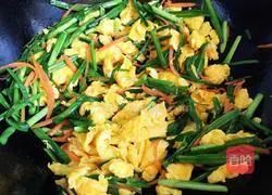 Fried eggs with garlic sprouts Illustration of how to do it 10