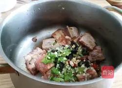 Illustration of how to cook pork ribs and steamed fungus 6