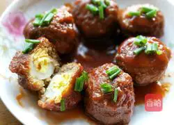 Illustration of how to make quail eggs wrapped in tomato sauce and meatballs 8