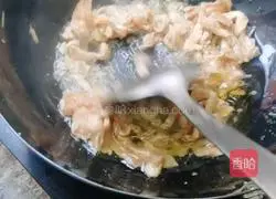 Illustration of how to make shredded chive pork 3