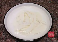 Illustration of how to make fried beef with lettuce and yam 6