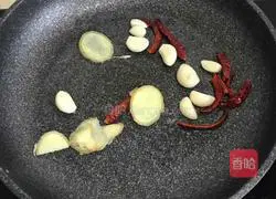 Illustration of how to stew fish in an iron pot 7