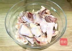 Illustration of steamed chicken with golden needles and fungus 1