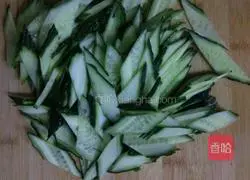 Illustration of how to make cucumber and scrambled eggs 3