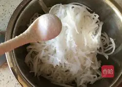 Illustration of how to make steamed cornmeal shredded radish 2