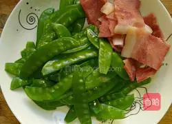 Illustration of how to make fried snow peas with bacon 2