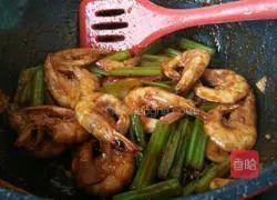 Illustration of how to make spicy shrimps in Qinxiang dry pot 19