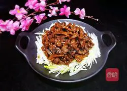 Illustration of how to make shredded pork with Beijing sauce 18