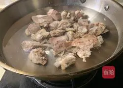 Illustration of how to make braised pork ribs with cowpeas in casserole 2