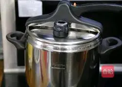 Illustration of how to make fermented fermented pig trotters 6