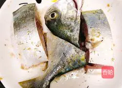 Illustration of how to make braised fish with bitter melon in drum juice 4