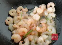 Illustration of how to make scrambled eggs with shrimps 7
