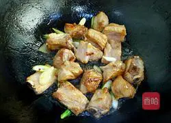 Illustration of home-style braised pork ribs and potatoes 6