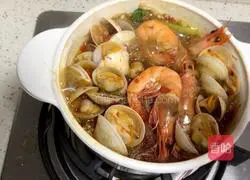 Illustration of how to make flower nail powder 8